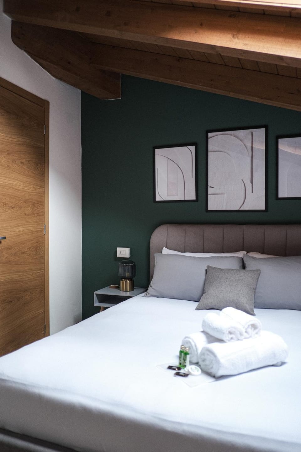 Bed, Photo of the whole room, Bedroom, furniture, towels