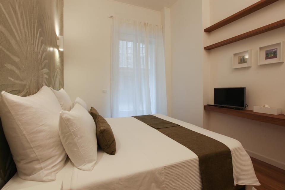Bed, TV and multimedia, Photo of the whole room, Bedroom