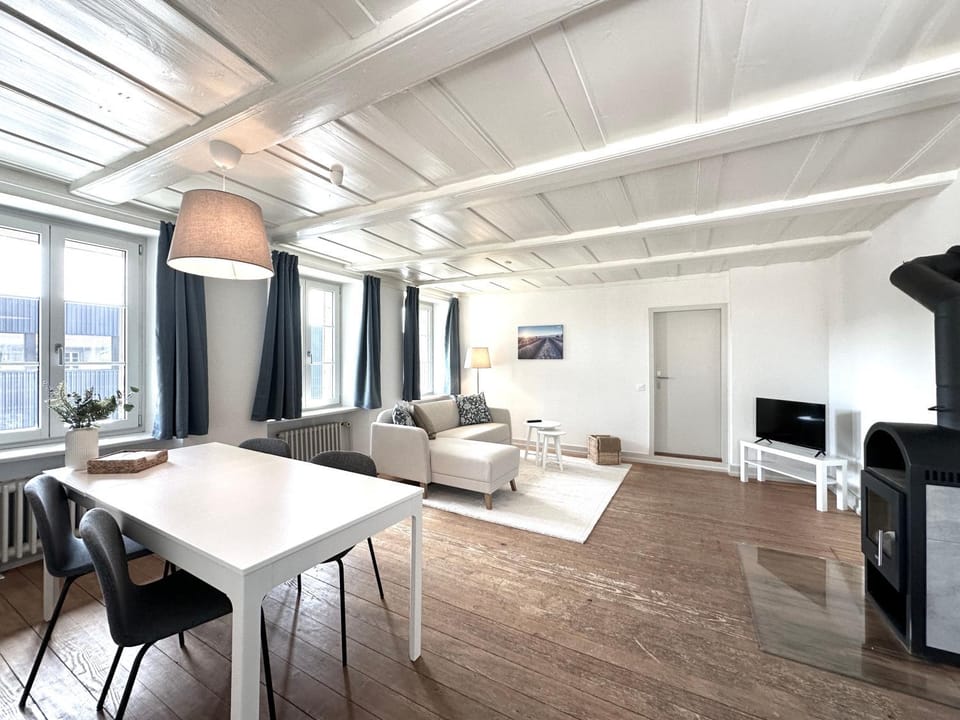 TV and multimedia, Living room, Seating area, Dining area