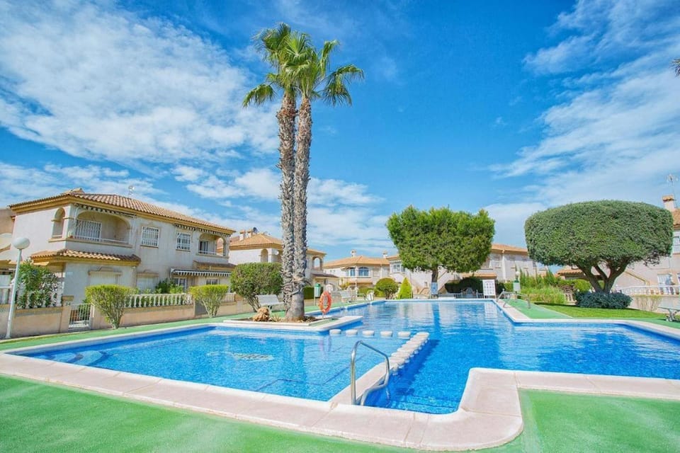 Property building, Day, Garden, Swimming pool