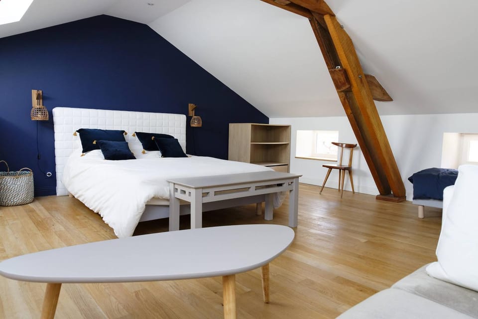 Bed, Photo of the whole room, Bedroom