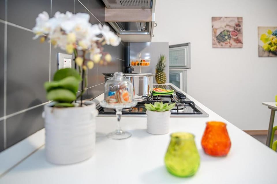 Kitchen or kitchenette, minibar