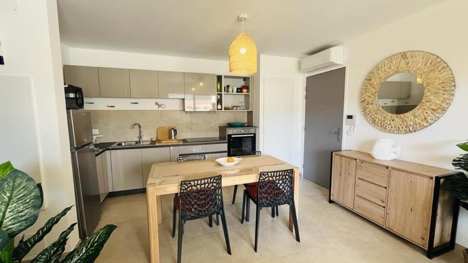 Kitchen or kitchenette, Dining area