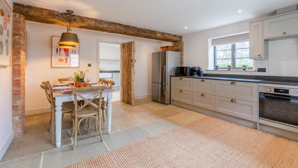 Coffee/tea facilities, Dining area, microwave, oven, stove, kitchen