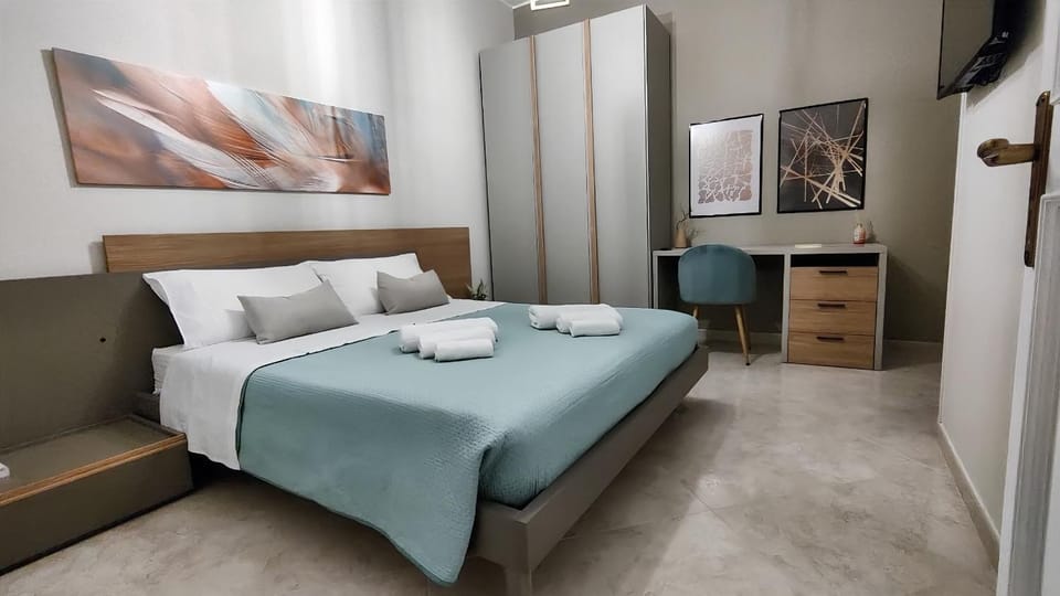 Bed, TV and multimedia, Photo of the whole room, Bedroom, wardrobe