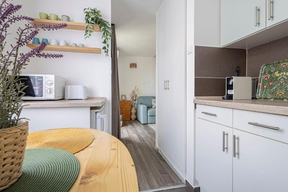 Coffee/tea facilities, Kitchen or kitchenette, Dining area, minibar, stove, toaster