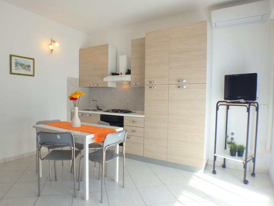 TV and multimedia, Kitchen or kitchenette, Dining area