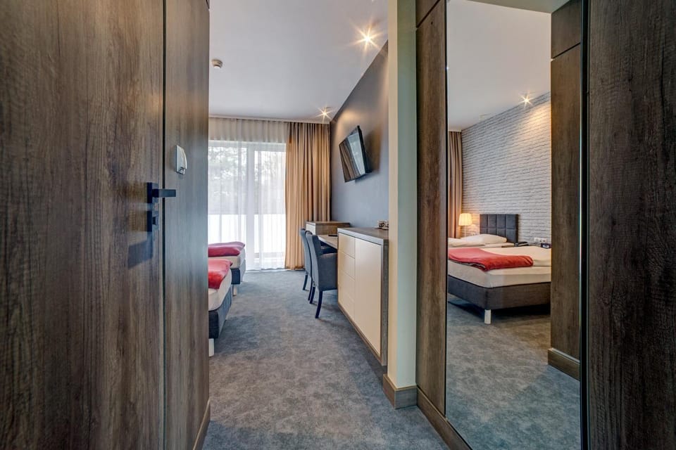 Bed, TV and multimedia, Photo of the whole room, Bedroom, wardrobe