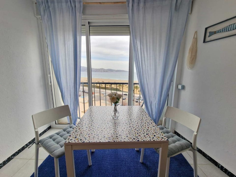 APARTAMENTO KARINA BEACH-6 Apartment in Alt Empordà