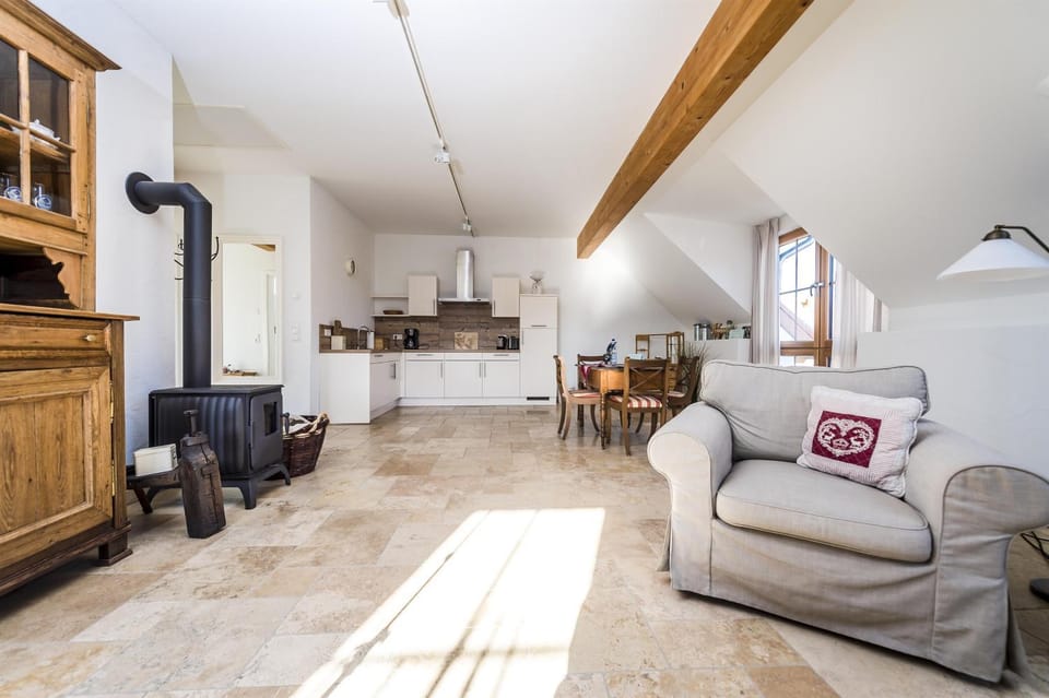 Kitchen or kitchenette, Living room, Seating area, Dining area
