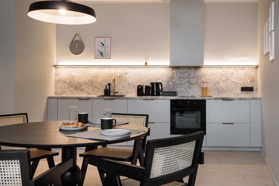 Kitchen or kitchenette, Dining area