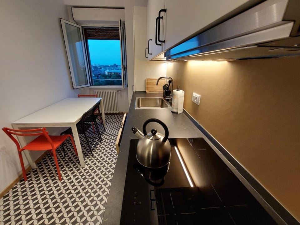 Kitchen or kitchenette, Dining area, oven, stove