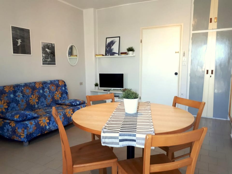 TV and multimedia, Living room, Dining area