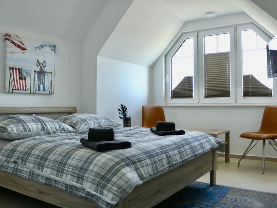 Photo of the whole room, Bedroom
