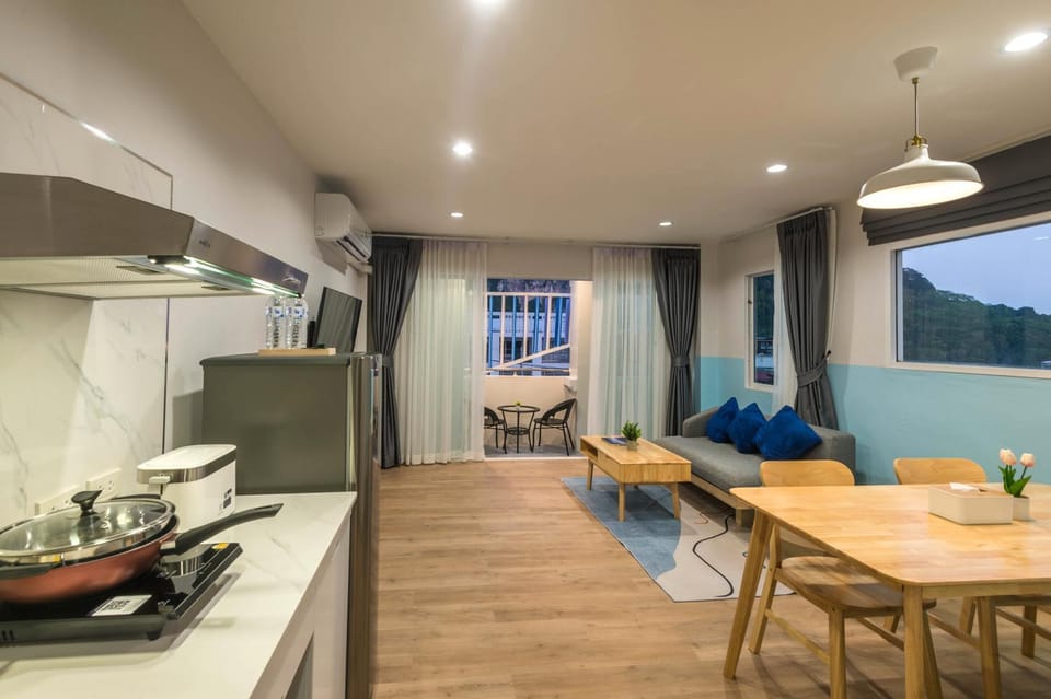 Kitchen or kitchenette, Living room, Seating area, stove