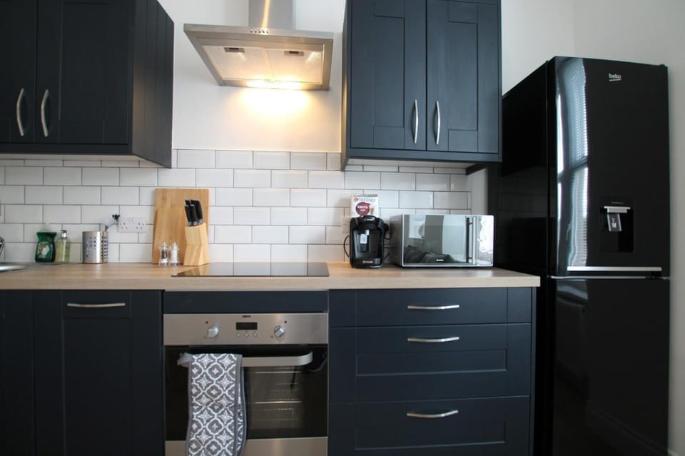 Coffee/tea facilities, Kitchen or kitchenette, stove