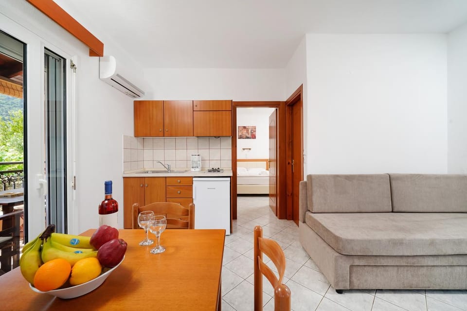 Kitchen or kitchenette, Living room, Seating area, Dining area