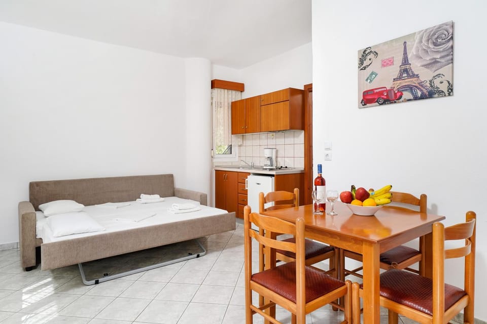 Bed, Kitchen or kitchenette, Dining area