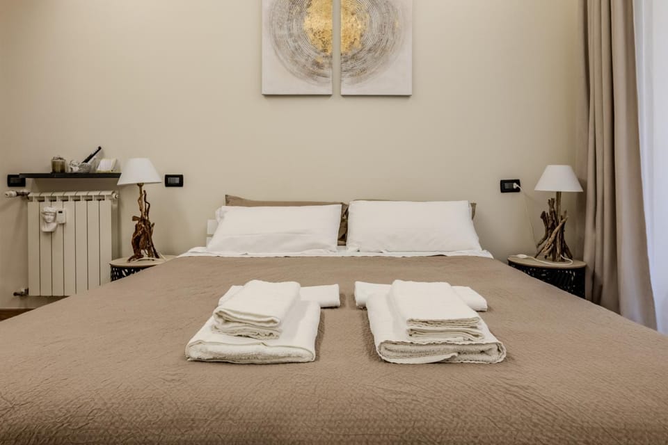 Bed, Photo of the whole room, Bedroom, towels