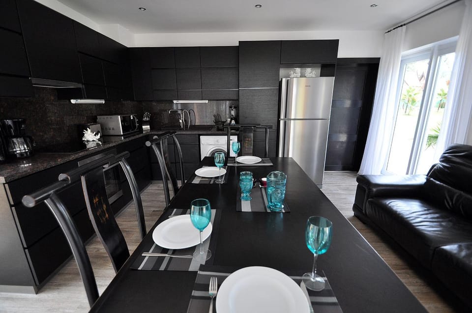 Restaurant/places to eat, Kitchen or kitchenette, Living room, Dining area