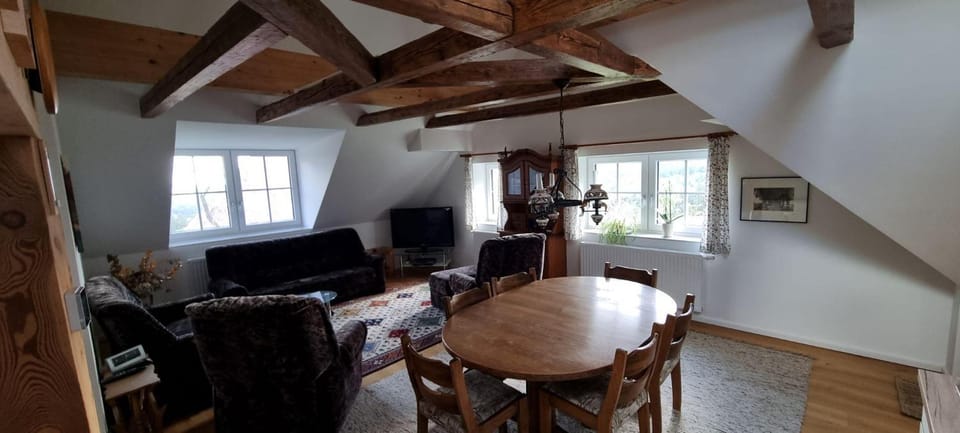 TV and multimedia, Living room, Seating area, Dining area