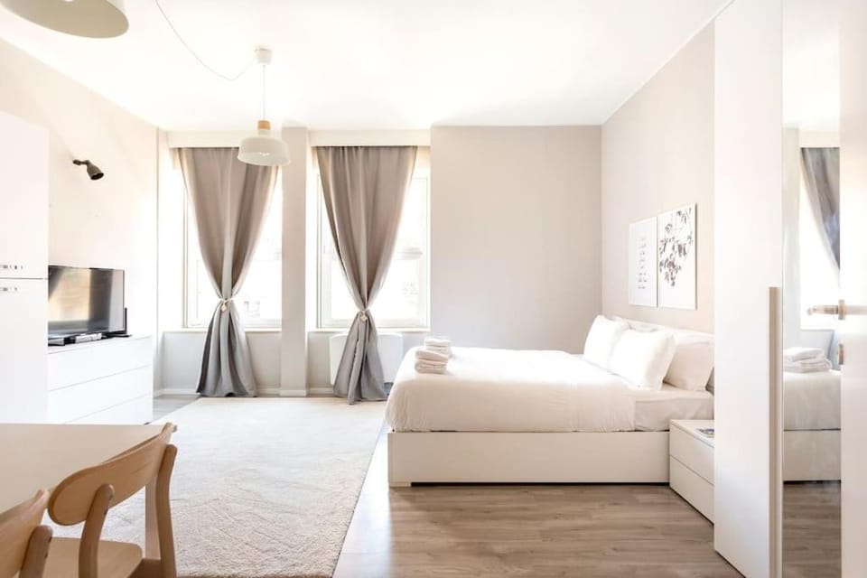 Bed, TV and multimedia, Living room, Photo of the whole room, Seating area, Bedroom