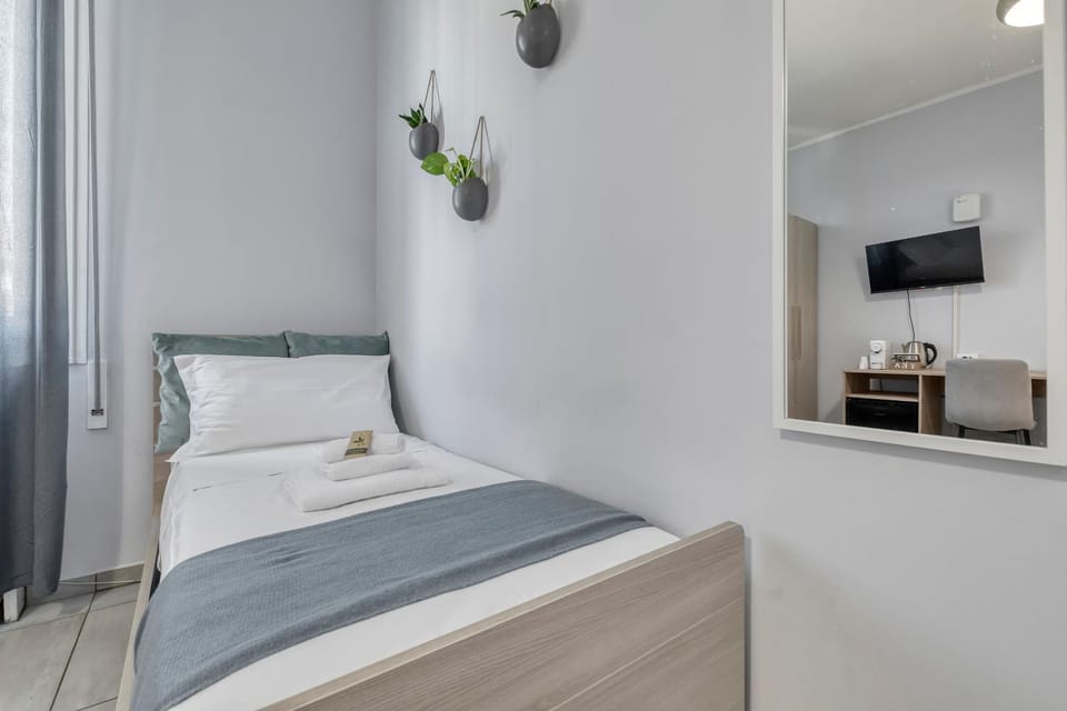 Bed, TV and multimedia, Photo of the whole room, Bedroom