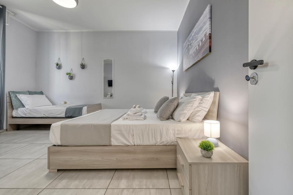 Bed, TV and multimedia, Photo of the whole room, Bedroom, towels