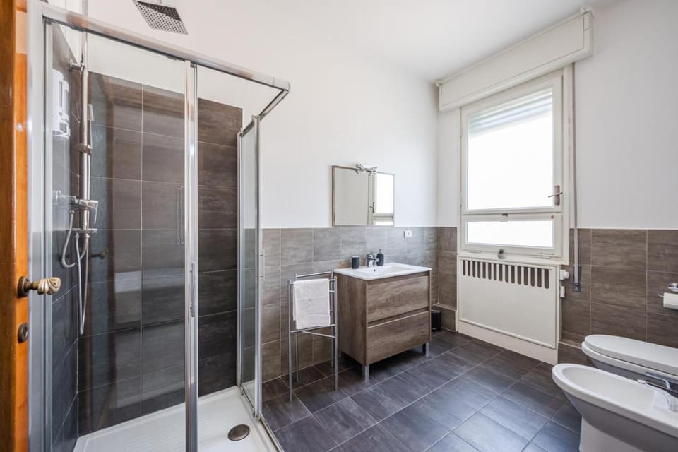 Shower, Toilet, Bed, Bathroom, Bedroom, towels