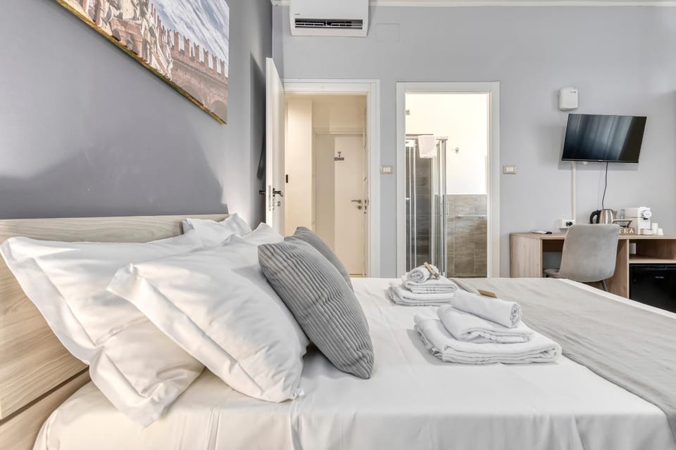 TV and multimedia, Photo of the whole room, Seating area, Bedroom, towels, air conditioner