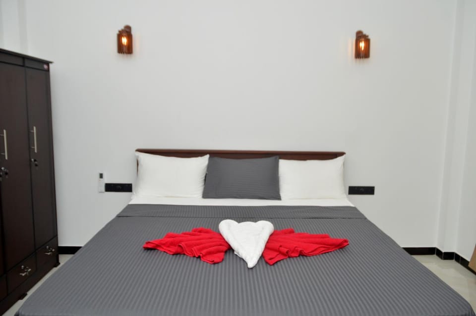 Photo of the whole room, Bedroom, towels