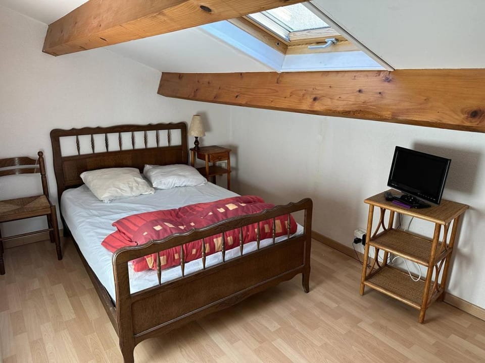 Communal lounge/ TV room, Bed, TV and multimedia, Photo of the whole room, Bedroom