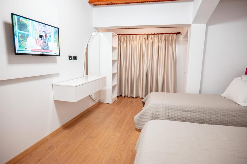 Bed, TV and multimedia, Photo of the whole room, Bedroom