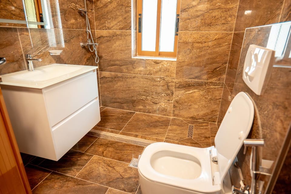 Shower, Toilet, Bathroom, Bath, towels