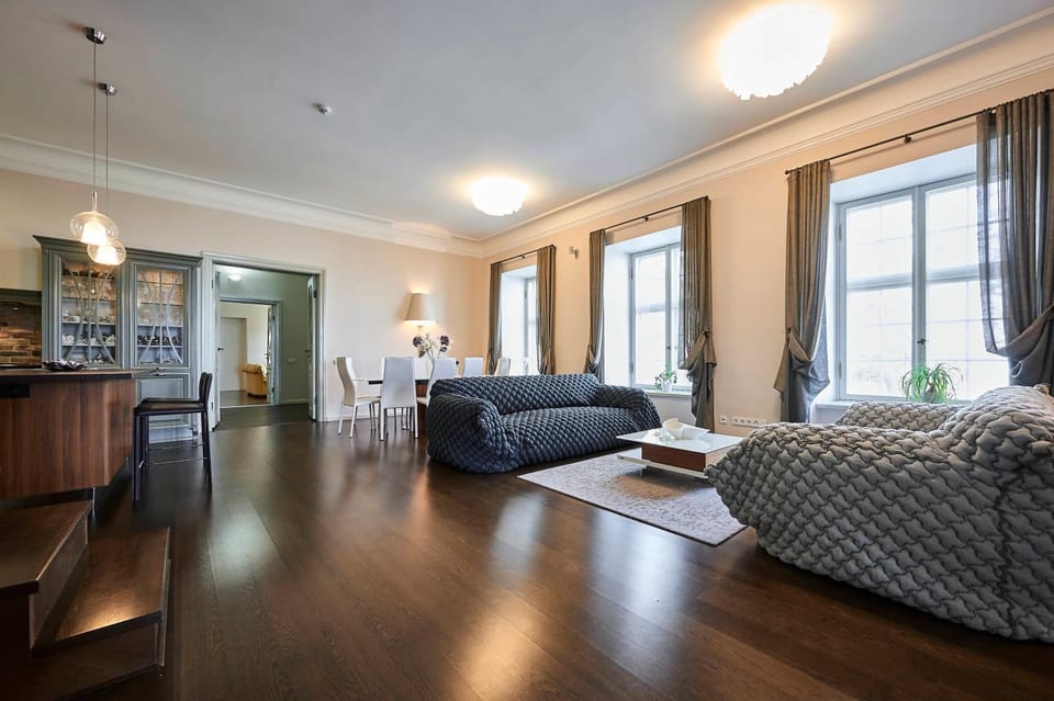 Kitchen or kitchenette, Living room, Seating area, Dining area