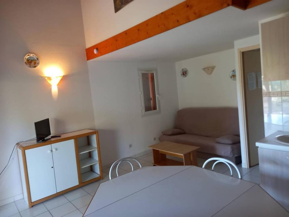 TV and multimedia, Kitchen or kitchenette, Living room, Seating area, Dining area, Bedroom, hair dresser
