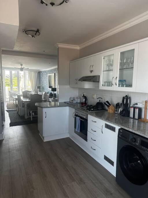 Coffee/tea facilities, Kitchen or kitchenette, dishwasher, minibar, pet friendly, stove, toaster, washing machine, dryer