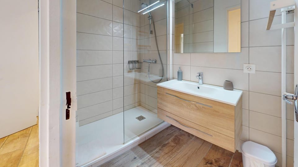 Shower, Bathroom, towels