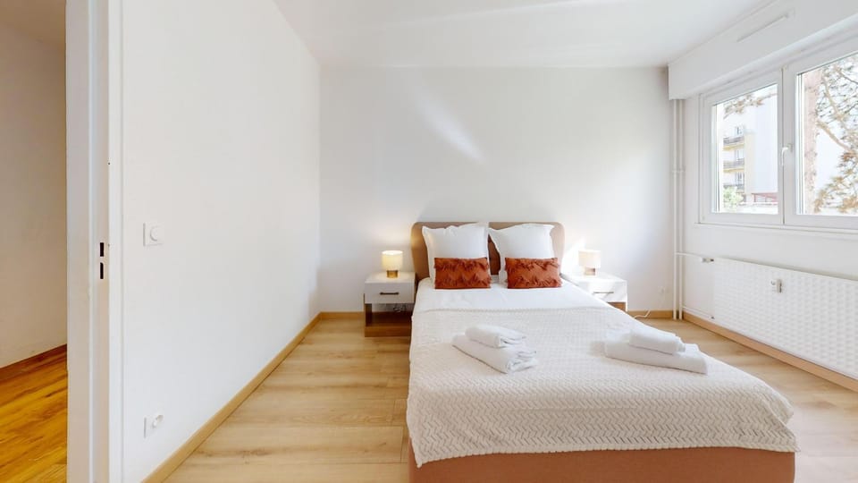 Bed, Photo of the whole room, Bedroom, towels