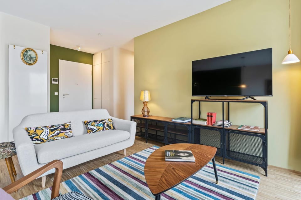 Bed, TV and multimedia, Living room, Photo of the whole room, Seating area, Bedroom