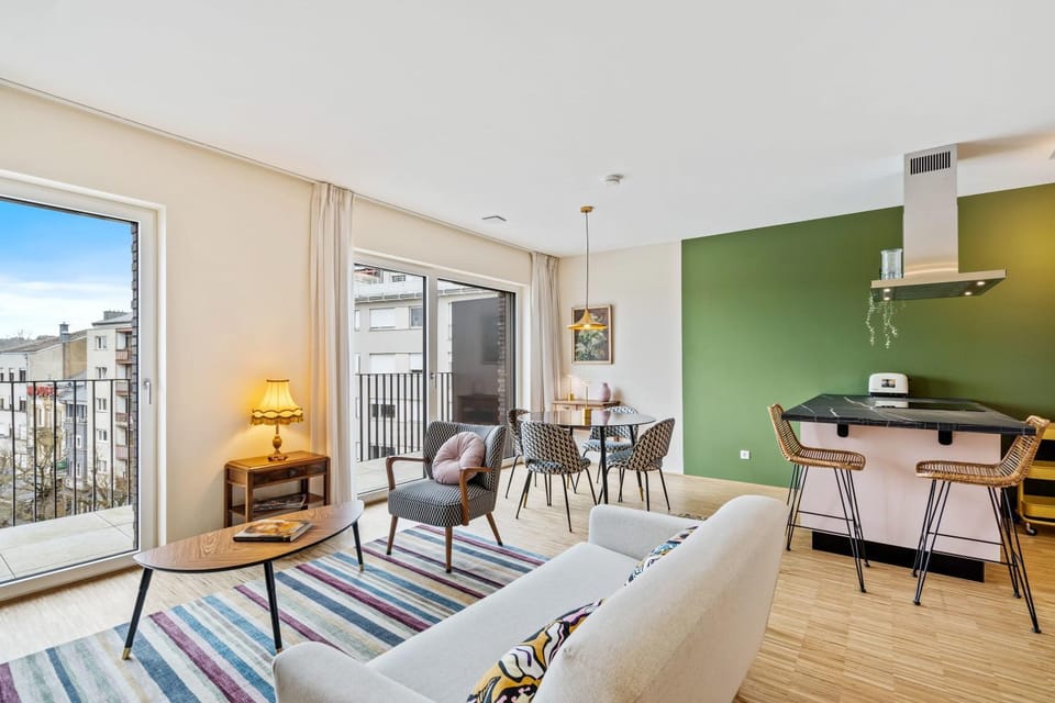 Kitchen or kitchenette, Living room, Seating area, Dining area