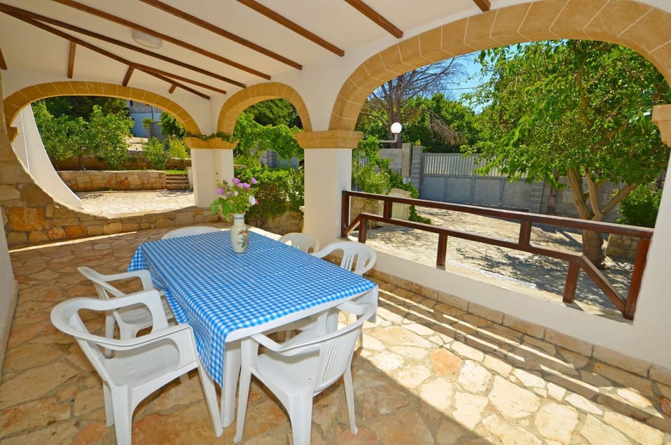 Patio, Day, Balcony/Terrace, Dining area