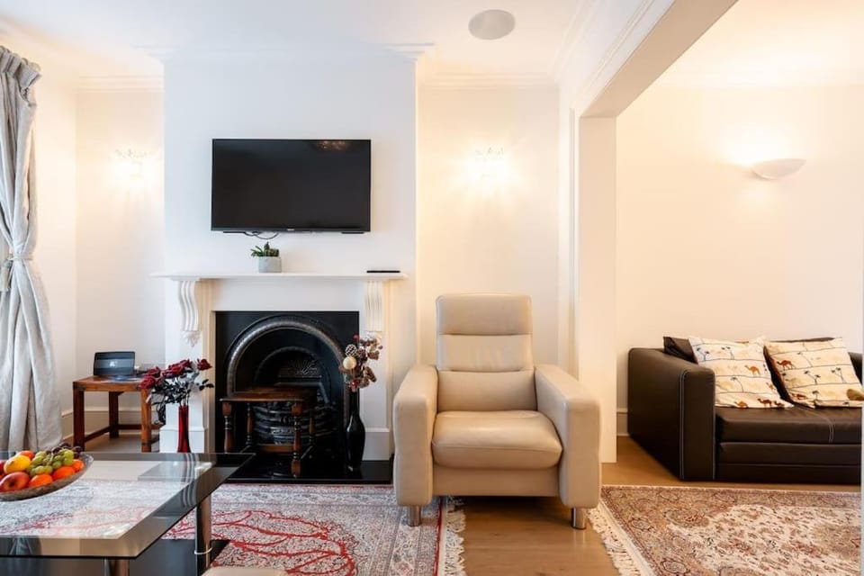 Spacious, Bright & Cosy ~ Ideal Victoria Location! Villa in City of Westminster