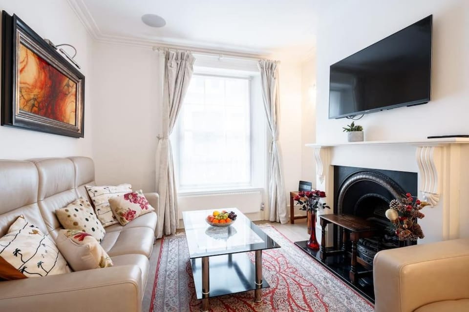 Spacious, Bright & Cosy ~ Ideal Victoria Location! Villa in City of Westminster