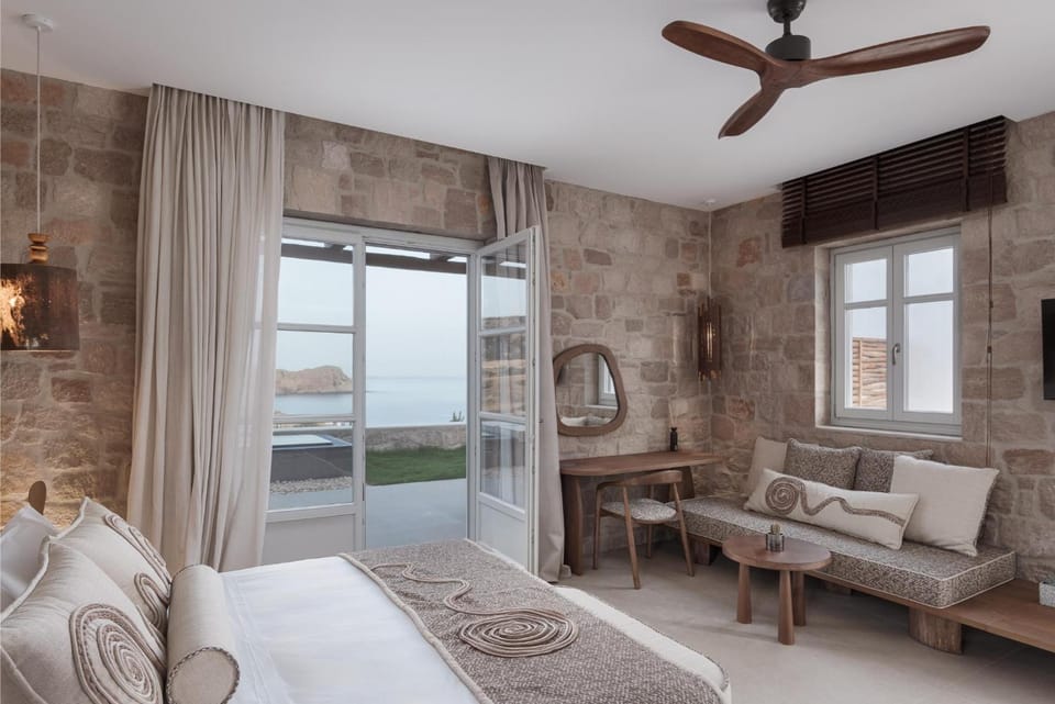Bed, Photo of the whole room, Seating area, Bedroom