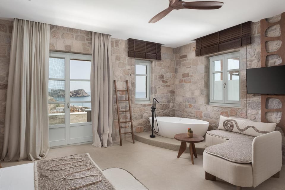 Bed, TV and multimedia, Living room, Photo of the whole room, Seating area, Bedroom