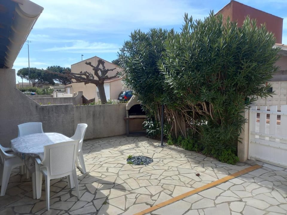 Property building, Patio, Day, Garden, Dining area, Garden view