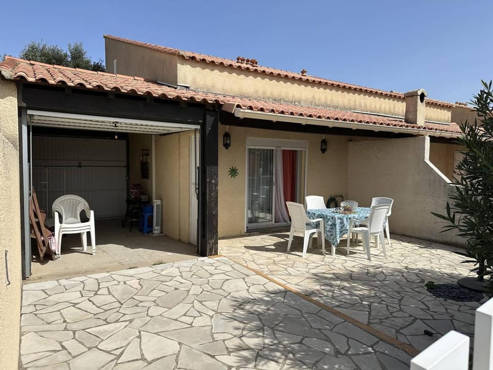 Property building, Patio, Day, Dining area