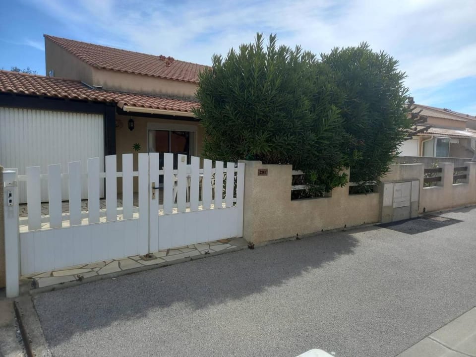 Property building, Day, Neighbourhood, Street view