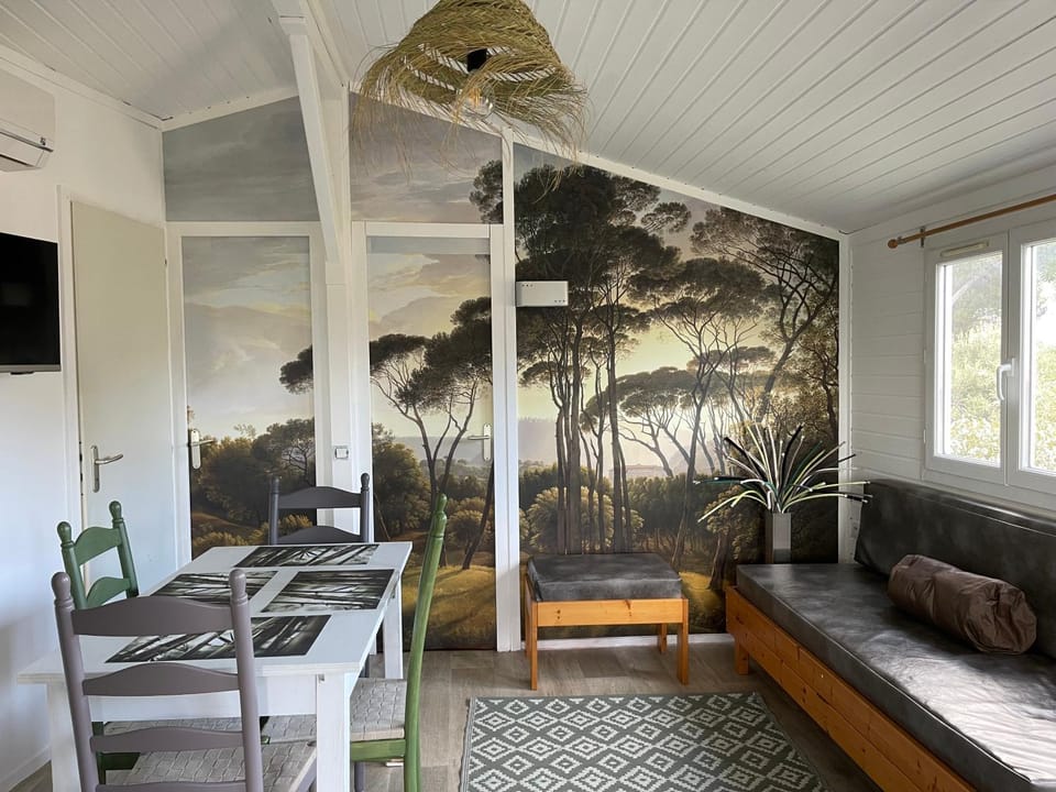 Living room, Seating area, Dining area, air conditioner
